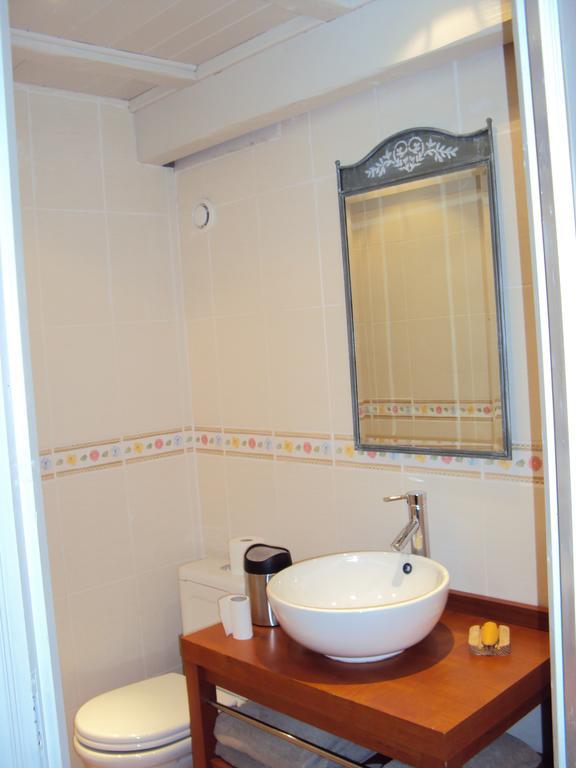 Maison D'Hotes Du Vert Vallon Bed & Breakfast Theize Room photo